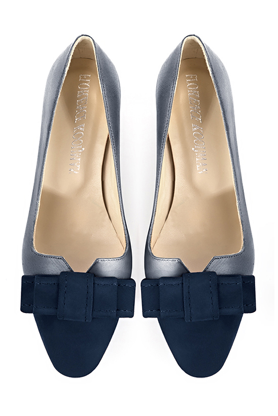 Navy blue women's dress pumps, with a knot on the front. Round toe. Low kitten heels. Top view - Florence KOOIJMAN